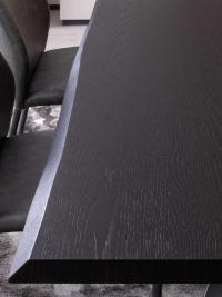 Dettaglio del piano in legno rovere tinto wengé sp.5 cm con bordo scortecciato