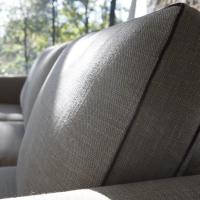 Il rivestimento del divano letto Kansas è proposto in tessuto, ecopelle o pelle