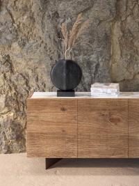 Kenzia - Détail du buffet en bois recyclé précieux avec un plateau en marbre