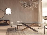 Haynes - Table avec pied en croix en métal bruni et chêne naturel, avec plateau ovale en verre extra-clair