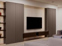 Lounge TV, meuble suspendu, colonnes de rangement et panneau arrière TV - portes laquées mat Cappuccino avec élaboration 10:10 et éléments suspendus en chêne vieilli gris