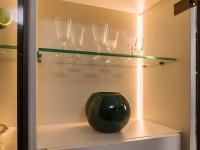 Le vetrine della parete attrezzata Way 28 sono accessoriabili con una striscia LED verticale, per illuminare i vani