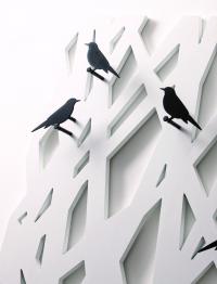 Porte-manteau mural "Rami" en forme d'arbre. Détail des crochets  en métal en forme d'oiseaux.