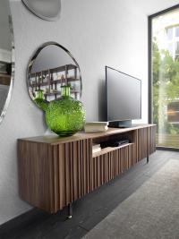 Buffet en bois de frêne Plisset - version meuble TV avec pieds en métal peint graphite et embouts en laiton