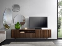 Buffet en bois de frêne Plisset en version meuble TV - le compartiment ouvert peut être équipé d'un trou passe-câbles placé au centre du panneau arrière