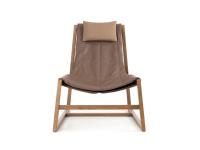 Vue de face du fauteuil Holly avec structure en bois et assise en cuir mince
