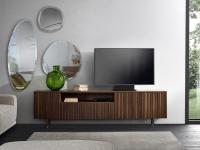 Meuble TV moderne en bois Plisset avec tiroir pratique et compartiment ouvert pour ranger des livres ou des appareils tels que décodeurs et télécommandes 