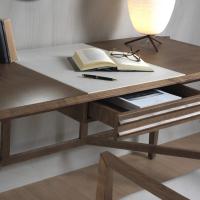 Bureau en bois Febe - particularité du tiroir avec rainures linéaires et plateau avec insert en cuir