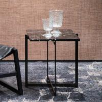 Tavolino Baunt con piano in marmo Marquina e struttura in metallo verniciato nero