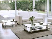 Pair de table basse rectangulaire Cerian à utiliser aussi bien sur le côté que devant le canapé - version avec plateau inférieur laqué blanc brillant et entretoises en aluminium brillant