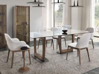Table rectangulaire moderne en bois et verre Moses dans un salon avec de nombreux éléments en bois