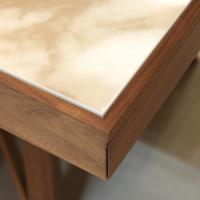 Table de salle à manger en bois Zeta - détail du plateau en céramique effet verre LAMINAM calacatta or