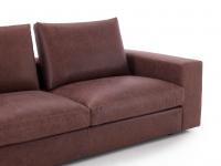 Détail des assises, qui sont spacieuses et confortables grâce aux coussins moelleux rembourrés d'un mélange de plumes