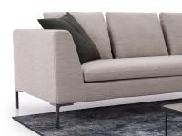 Dettaglio delle proporzioni armoniose del divano Antigua con i lsuo bracciolo svasato