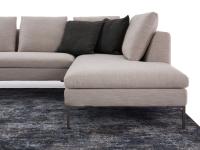 Dettaglio delle proporzioni armoniose del divano Antigua