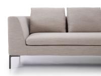 Particolare delle proporzioni tra struttura, seduta e bracciolo del divano Antigua