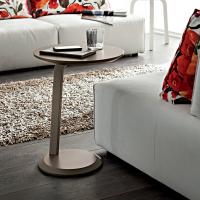 Table salon moderne pour côté canapé Percival laqué mat taupe caractérisée par un plateau rond