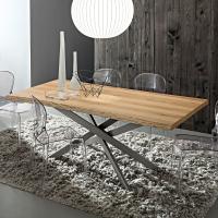 Table rectangulaire avec pieds croisés Argus et plateau en essence chêne naturel écorcé