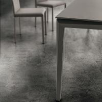 Détails des pieds de design dynamique et original qui caractérisent la table Finnigan