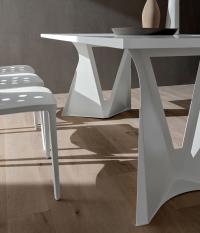 Table de manger Jeor avec pieds design en métal verni blanc et plateau en Fenix blanc kos