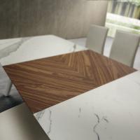 Élégant contraste de matériaux du plateau avec rallonge centrale de la table extensible Jeremy