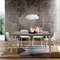 Table à manger rectangulaire extensible Modesty avec structure en métal verni blanc et plateau en HPL cimant gris 