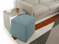Bout de canapé Multiglass comme solution gain de place assortie à un pouf