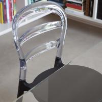 Chaise moderne bicolore Lilian - assise en polypropylène Noir et dossier en polycarbonate Transparent