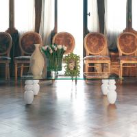 Table basse sur mesure Fremont avec plateau en cristal transparent et pieds modelés en bois laqué mat blanc