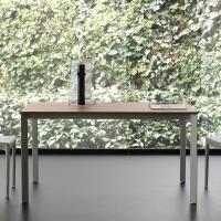 Le design minimal et fonctionnel qui caractérise la table extensible avec pieds triangulaires Main.