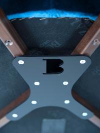 Plaque de métal renforcée sous l'assise