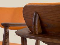 Détail du dossier du fauteuil Regina de style vintage, fabriqué à la main par des artisans experts, comme l'ensemble de la structure en bois