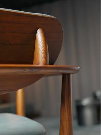 Détail du fauteuil Regina, soulignant la qualité du travail artisanal de chaque pièce produite