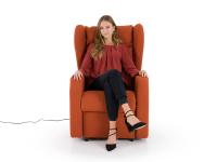Style d'assise du fauteuil électrique lève-personne Viola : les "ailes latérales" du dossier contribuent au soutien de la tête
