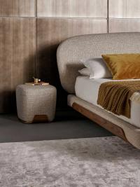 Pouf quadrato per la camera da letto Olos di Bonaldo con l'omonimo letto, col quale condivide il basamento in legno