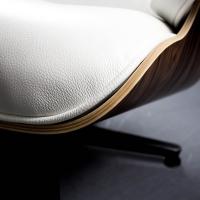 Détail de l'assise en bois de palissandre et cuir blanc