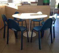 Table ronde monocolore Saarinen insérée dans un bureau