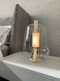 Lampe Luisa de table avec diffuseur en verre transparent en forme de lanterne et structure en laiton