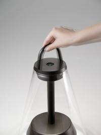 Détail du "couvercle" de la lampe de table qui sert également de poignée pour déplacer la lampe
