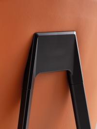 Dettaglio del giunto di fissaggio retroschienale in alluminio pressofuso, verniciato nero opaco come le gambe