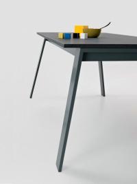 Détail de la table Clancy avec pieds Delta en graphite laqué et plateau en laminé Cleaf couleur graphite