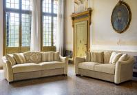 Ses lignes sinueuse et ses formes généreuses rendent le canapé Rodomonte idéal pour les salons de style classique et les design modernes