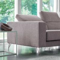 Linee essenziali del divano Kimi con funzionali poggiatesta reclinabili per un particolare effetto dinamico