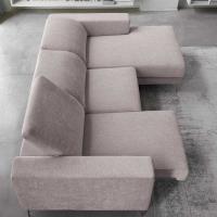 Particolare effetto di movimento creato da sedute estraibili e poggiatesta reclinabili del divano Kimi