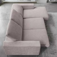 Design funzionale per il divano Kimi con poggiatesta reclinabili