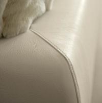 détails du contour de lit haut en eco cuir