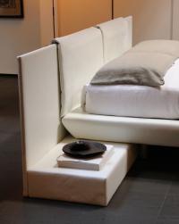 Vue de la tête de lit avec table de chevet intégré Merida