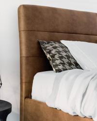 Vue de la tête de lit decoré avec coutures horizontale