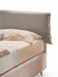 Détail du lit Ambra avec coussin de tête de lit bicolore en contraste