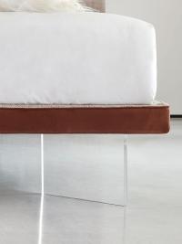 Détail du tour de lit extra slimH.5 cm avec pieds en méthacrylate transparent pour un effet suspendu aérien